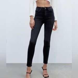 NWT Zara Vintage Skinny High Rise Ankle Jeans in Black. Size 10